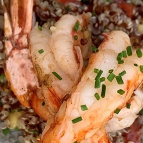 Λευκή και κόκκινη κινόα με ψητές γαρίδες και lime mirin dressing του Τάσου Αλμπάνη