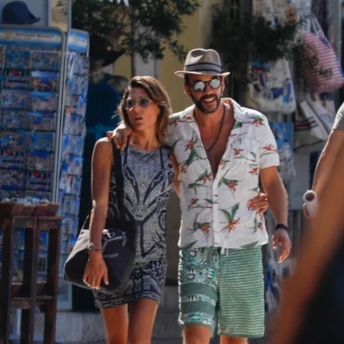 Πάνος Μουζουράκης | Πιο ερωτευμένος από ποτέ στην Ύδρα με τη σύντροφό του, Τζίνα Βαρελά