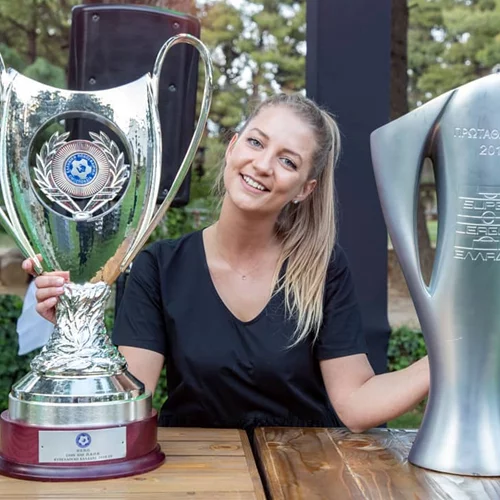 J2US | Η ανιψιά του Ιβάν Σαββίδη παίρνει τη θέση της Βίκυς Κάβουρα