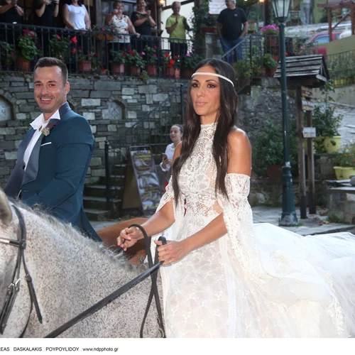 Ανθή Βούλγαρη - Κώστας Κωνσταντινίδης | Νέες φωτογραφίες από τον παραδοσιακό γάμο του ζευγαριού