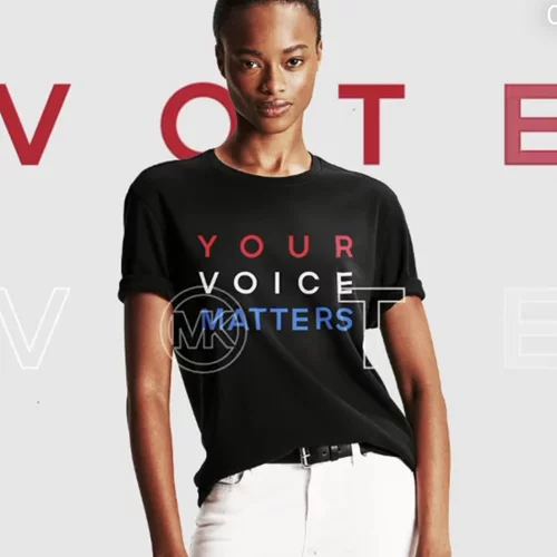 Ο Michael Kors ενθαρρύνει με το t-shirt «Vote» τους Αμερικανούς να προσέλθουν στις κάλπες