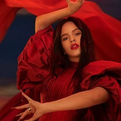 Η Rosalía είναι η νέα Viva Glam Ambassador της MAC Cosmetics