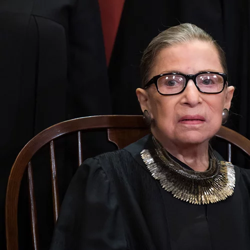 Αυτή είναι η ιστορία πίσω από κάθε κολάρο που φορούσε στο δικαστήριο η Ruth Bader Ginsburg