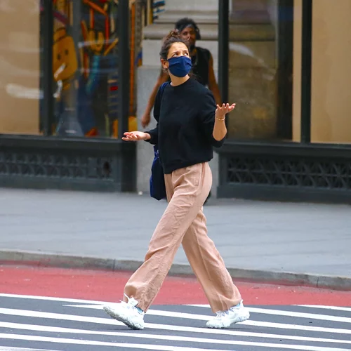 Η Katie Holmes συνδύασε τη φόρμα της με σακάκι