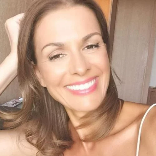 Νέο κούρεμα για την Τζίνα Αλιμόνου | Η αλλαγή στην εμφάνιση της ηθοποιού μετά από καιρό