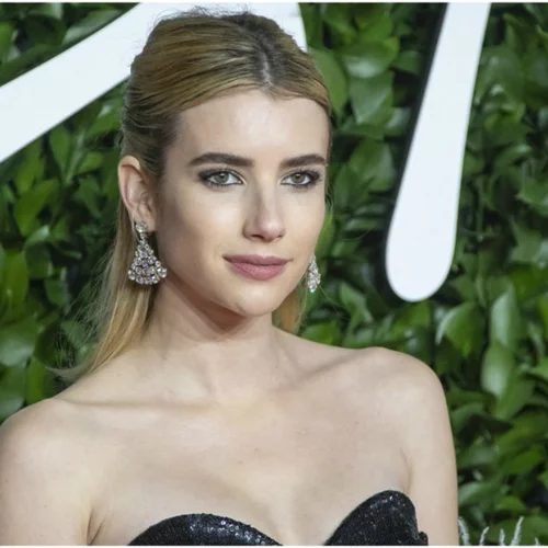 Emma Roberts | Ανακοίνωσε την εγκυμοσύνη της μ' ένα υπέροχο φόρεμα που δεν είναι μόνο για εγκύους