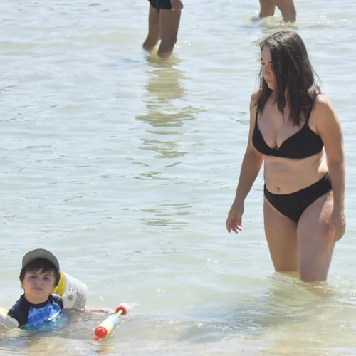 Αλίκη Κατσαβού | Με μαύρο μπικίνι για μπάνιο με τον γιο της, Φοίβο