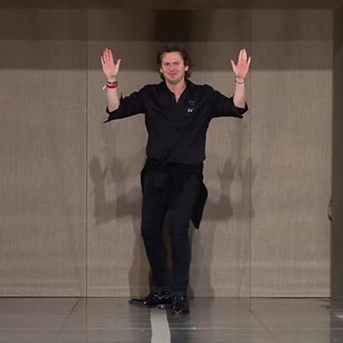 Christopher Kane | Δανείζει το Instagram του σε σπουδαστές μόδας που ανήκουν σε μη λευκές κοινότητες