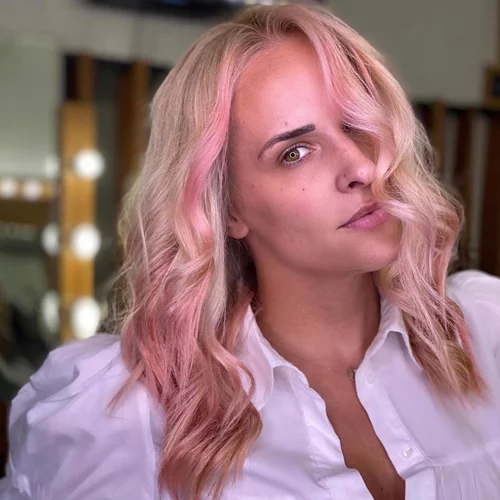  «Pink Everywhere» | Η Έλενα Ασημακοπούλου έβαψε τα μαλλιά της ροζ