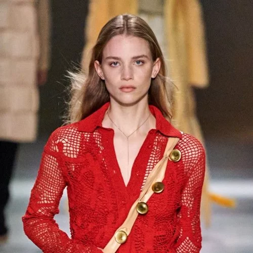 Aυτό το χρώμα θα αναβαθμίσει τα φθινοπωρινά σου looks