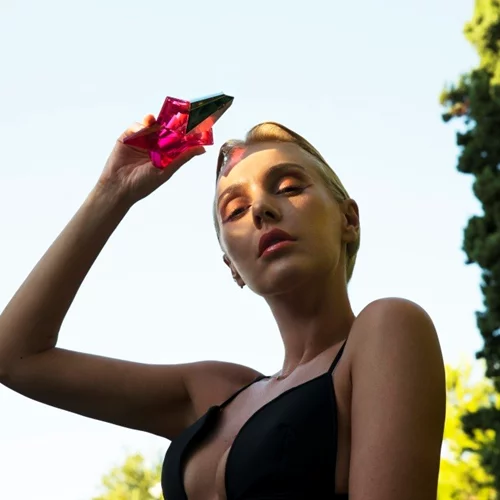 Η Τάμτα και ο οίκος Mugler συνεργάζονται για πρώτη φορά με αφορμή το νέο άρωμα του οίκου