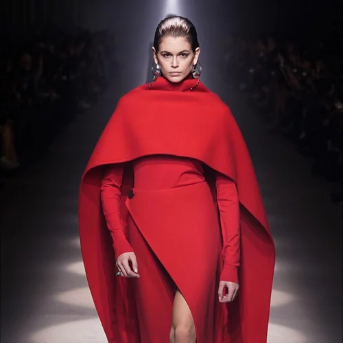 Κόκκινο φόρεμα | Festive εμφανίσεις με έμπνευση από τα runways