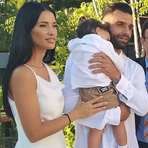 Γνωστό ζευγάρι της ελληνικής showbiz βάφτισε τον γιο του (pics)