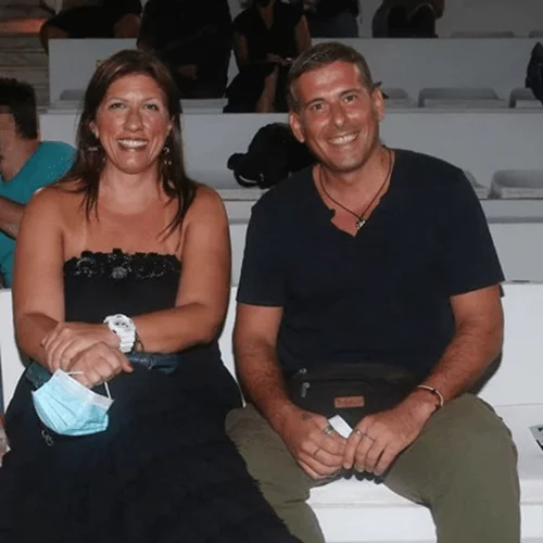 Ζωή Κωνσταντοπούλου | Με στράπλες φόρεμα πήγε θέατρο μαζί με τον σύντροφό της