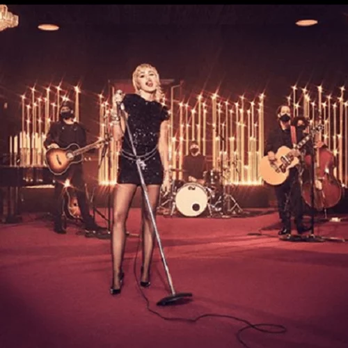 Miley Cyrus | Τραγουδά το «My Future» της Billie Eilish