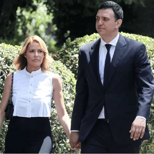 Τζένη Μπαλατσινού | Στόλισε το χριστουγεννιάτικο δέντρο λίγο πριν γίνει μαμά για τέταρτη φορά