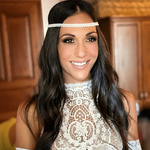 Ανθή Βούλγαρη - Κώστας Κωνσταντινίδης | Ο γάμος του ζευγαριού στο Πήλιο, το boho νυφικό, οι μπότες & τα sneakers