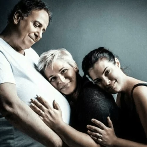 O Χάρης Ρώμας ποζάρει με κοιλιά εγκύου στο εξώφυλλο freepress περιοδικού