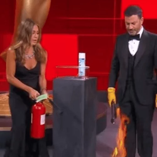 Βραβεία Emmy | Η Jennifer Aniston έσβησε... φωτιά επί σκηνής (vid)