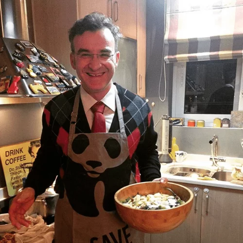 Νίκος Ορφανός | Στο «ψαγμένο» και γεμάτο βιβλία σπίτι του ηθοποιού στο οποίο ζει με την υπέροχη οικογένειά του