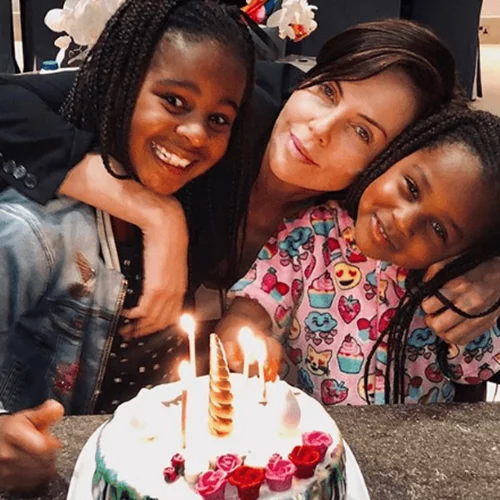 Charlize Theron | Η σπάνια φωτογραφία με τις κόρες της που ανέβασε στο Instagram