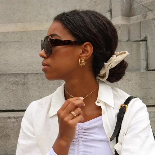 Oversized Scrunchie | Το πιο hot αξεσουάρ μαλλιών της σεζόν και πώς να το φορέσεις