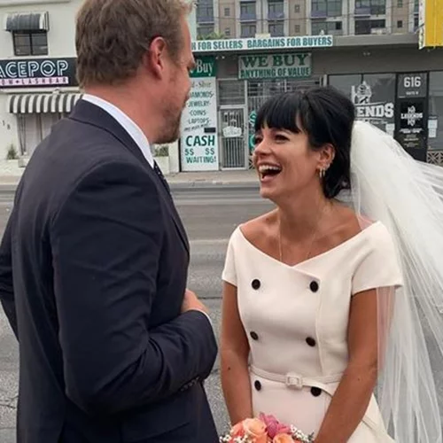 Η Lily Allen παντρεύτηκε τον David Harbour από το ‘Stranger Things’ και φόρεσε ένα vintage mini Dior