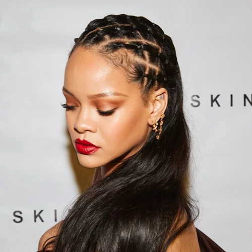 Who is that chick? | Η Rihanna εμφανίστηκε με μοϊκάνα στο promo video του show Savage x Fenty Volume 2