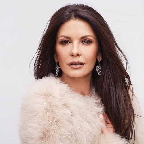Τέλος τα μακριά μαύρα μαλλιά για την Catherine Zeta-Jones | Η αλλαγή στο hair look της μετά από πολύ καιρό
