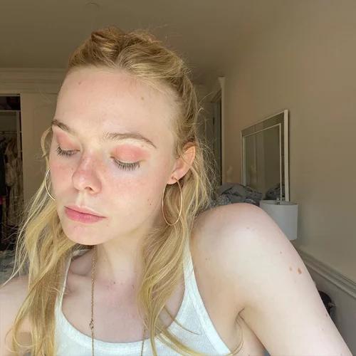 Elle Fanning | Ο λόγος που η makeup free selfie της κατάφερε να γίνει viral