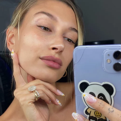 H Hailey Bieber αποκάλυψε πώς έχει καταφέρει να αποφύγει την ακμή που προκαλεί η προστατευτική μάσκα