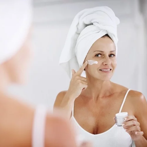 Οι 5 αλλαγές που πρέπει να κάνεις στη skincare ρουτίνα σου μετά τα 40