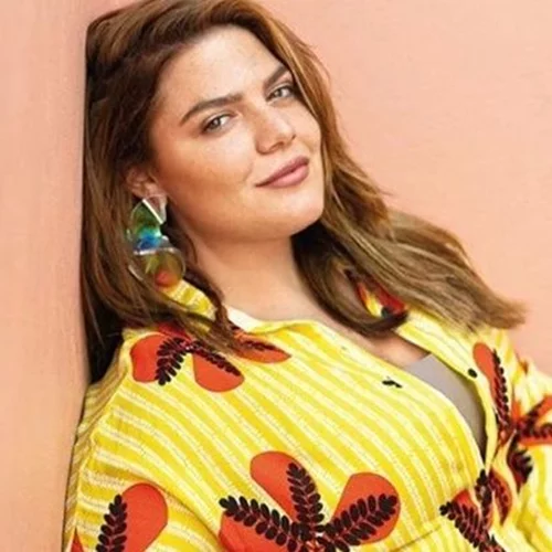 H Δανάη Μπάρκα βρήκε το H&M φόρεμα που κολακεύει κάθε σωματότυπο