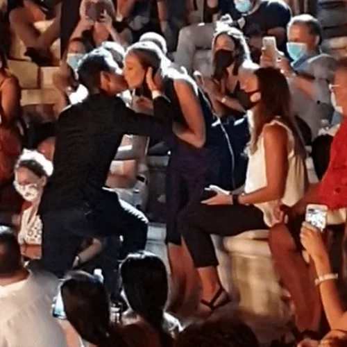 Video Of The Day | Όταν ο Σάκης Ρουβάς έδωσε την ανθοδέσμη στην Κάτια Ζυγούλη μέσα στο Ηρώδειο