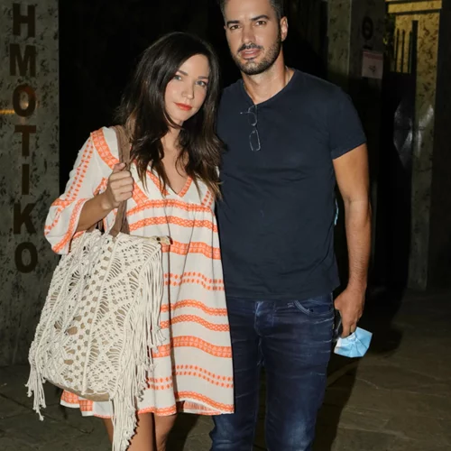 Κατερίνα Γερονικολού | Με look που δίχασε σε θεατρική έξοδο με τον Γιάννη Τσιμιτσέλη