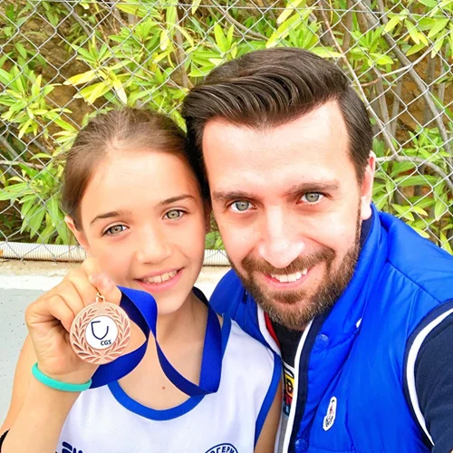 Θάνος Πετρέλης | Οι κόρες του μεγάλωσαν και δεν ξέρουμε ποια είναι η πιο όμορφη