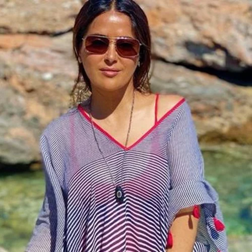 Χορεύει παραδοσιακούς χορούς και σπάει πιάτα | Το ξέφρενο γλέντι της Salma Hayek στην Πάρο