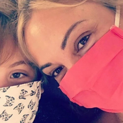 Λίνα Σακκά | Φωτογραφίζεται με τον ξανθό γιο της με μάσκες - Το δημόσιο μήνυμά της