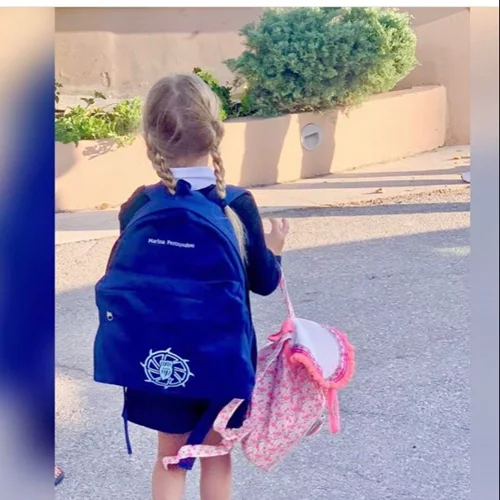 Ελένη Μενεγάκη | Φωτογραφίζει τη μικρότερη κόρη της να πηγαίνει στο σχολείο - Η πρωτότυπη τσάντα της πεντάχρονης Μαρίνας