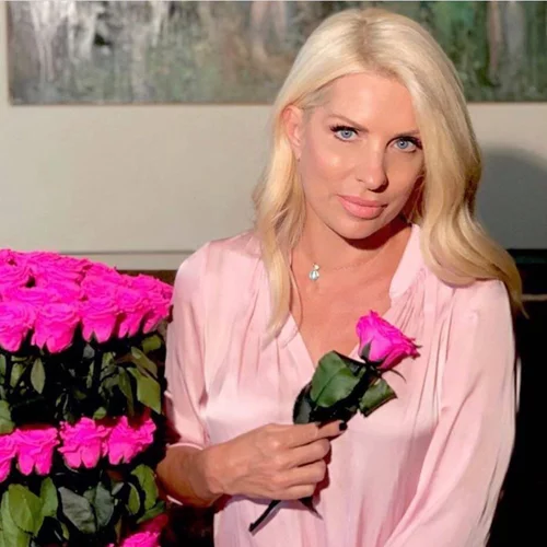 Ελένη Μενεγάκη | Τα ροζ τριαντάφυλλα και το δημόσιο μήνυμα