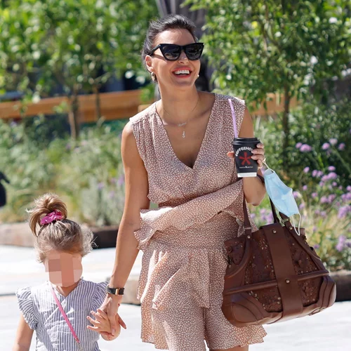 Σίσσυ Φειδά | Η βόλτα με την 4χρονη κόρη κόρη της, Διώνη, και το κομψό outfit που επέλεξε