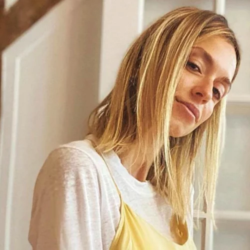 Στο κομμωτήριο η Σοφία Καρβέλα | Δες πώς έβαψε τα μαλλιά της