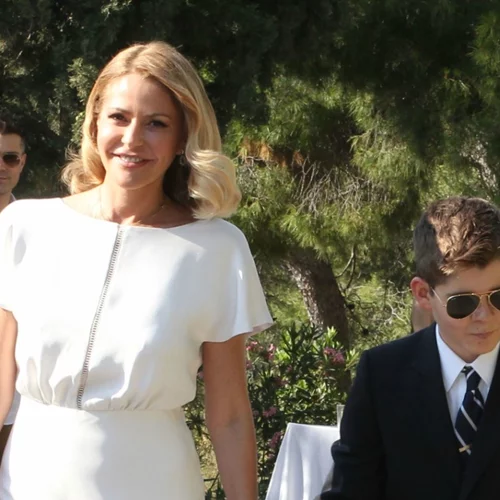 Δύο ξανθοί κούκλοι | Ο Μάξιμος Κωστόπουλος αγκαλιά με τον μικρό Παναγιώτη Αντώνιο