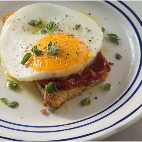 Μπρουσκέτες με πελτέ και αυγό