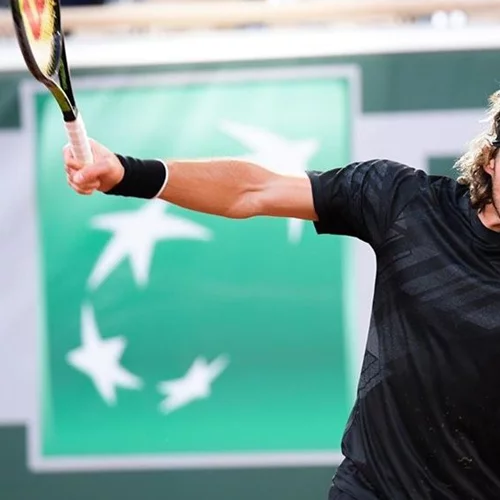 Ο Στέφανος Τσιτσιπάς αποθεώνεται στο Roland Garros
