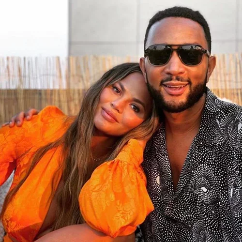 Chrissy Teigen | Δημοσίευσε την πρώτη φωτογραφία της νεογέννητης κόρης της