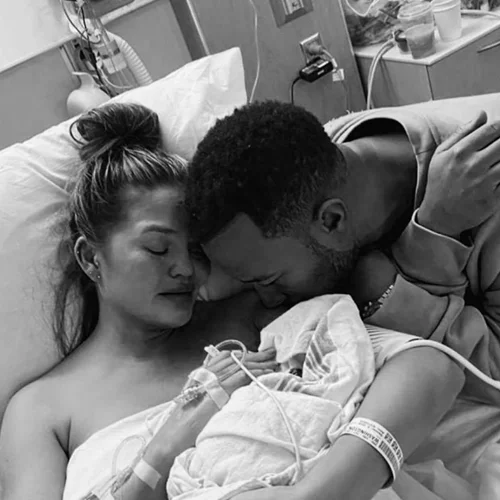 Απέβαλε η Chrissy Teigen | Οι συγκινητικές αναρτήσεις του μοντέλου