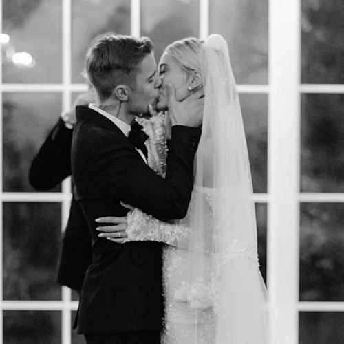 Πρώτη επέτειος για τους Justin και Hailey Baldwin | Οι φωτογραφίες από τον γάμο τους και οι τρυφερές αναρτήσεις του ζευγαριού
