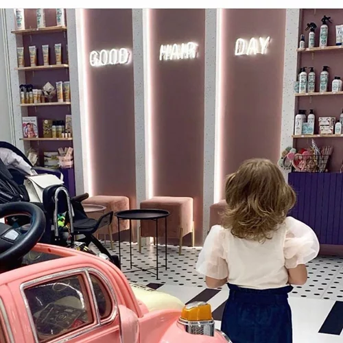 Στο κομμωτήριο | Η κόρη γνωστής Ελληνίδας και το νέο της look