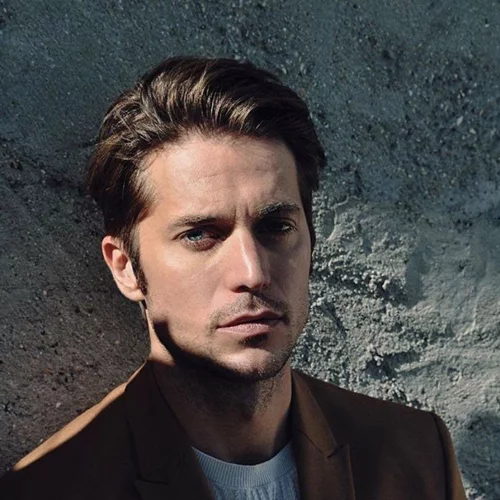 Emily in Paris | Ποιος είναι ο Lucas Bravo που υποδύεται τον chef στη σειρά του Netflix